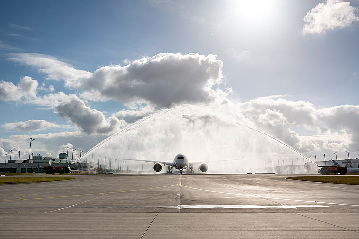 Wassertaufe zu sehen, mit der die Münchner Flughafenfeuerwehr den Airbus A350 der Lufthansa vor seinem Start nach Miami feierlich verabschiedete Foto: Stephan Goerlich / FMG